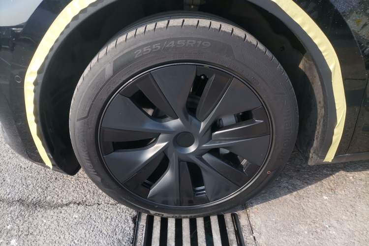 Used Tesla Model Y 2023 Long-Range All-Wheel-Drive Version