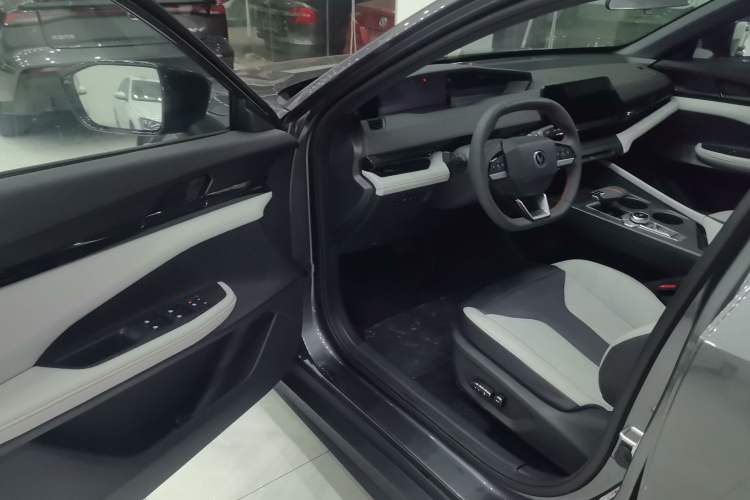 Used Changan UNI-V iDD 2024 Blue Whale Smart Electric iDD 136km ZhiKu Model
