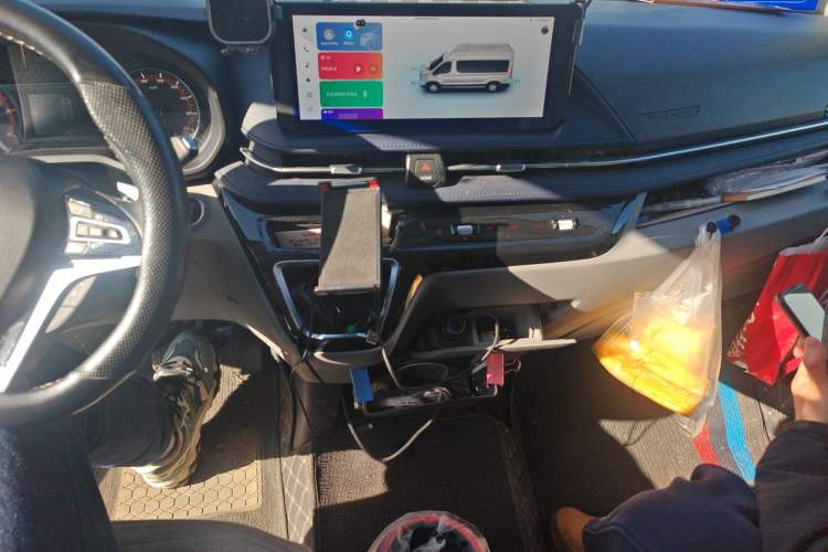 Used SAIC MAXUS Xintu V90 2024 ZhiJie 2.0T Automatic Rear-Drive Long-Wheelbase High-Roof Model with Single Rear Tire Available in 6/7-Seater Configurations