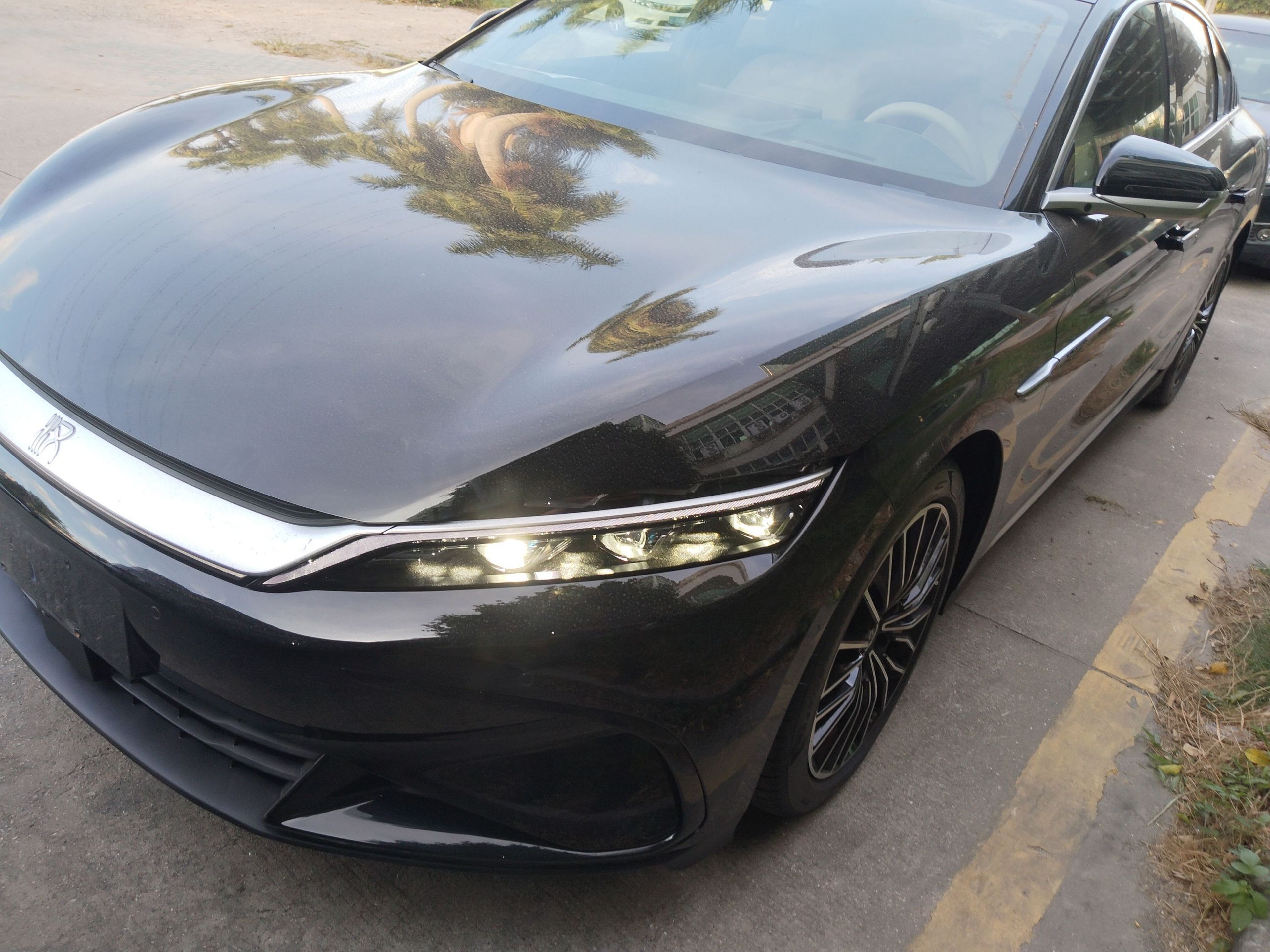 Под передней частью автомобиля