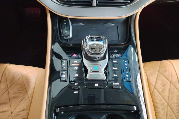 Used Denza D9 2024 DM-i 980 Four-Wheel Drive Flagship Model