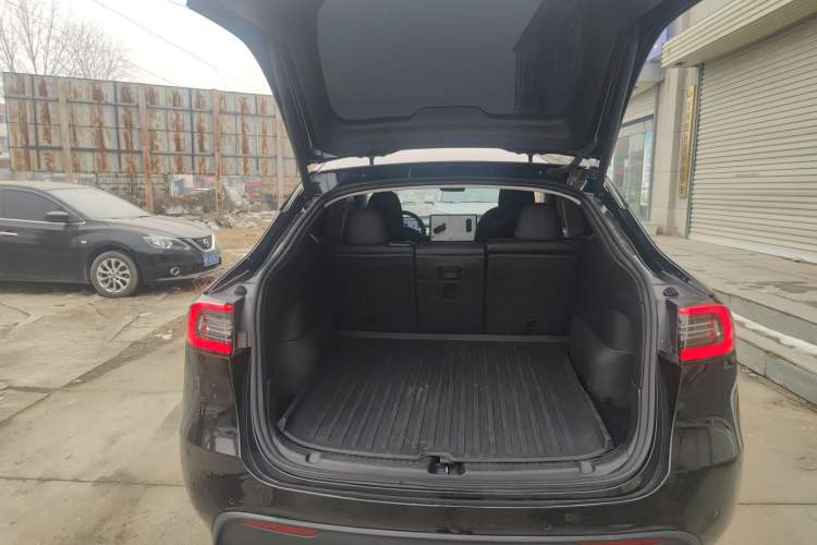 Used Tesla Model Y 2023 Long-Range All-Wheel-Drive Version