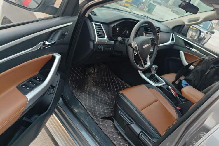 Used SAIC MAXUS T70 2021 2.0T Diesel Automatic Two-Wheel Drive Elite Version with Long Bed and High Ground Clearance
