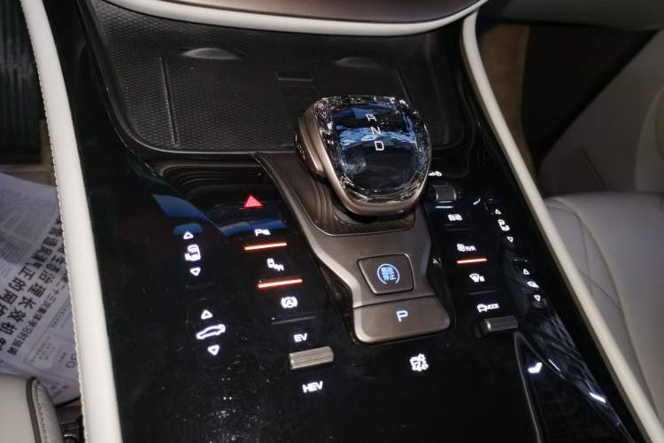 Used Denza D9 2022 DM-i 1040 Prestige Model
