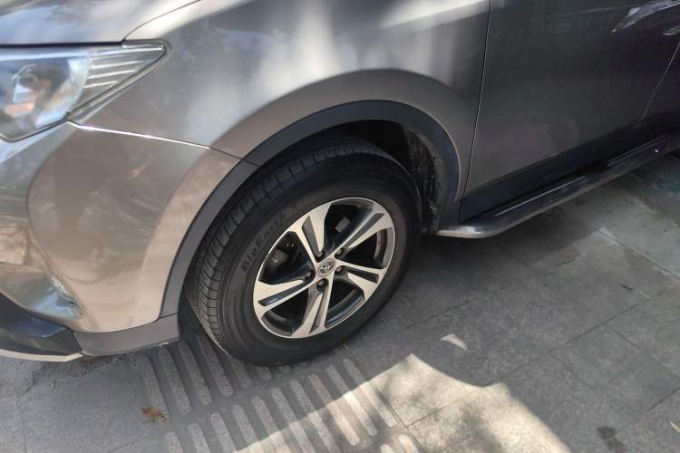 Used Toyota RAV4 2015 2.0L CVT Two-Wheel Drive Fashion Edition
