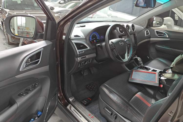 Used BYD S7 2015 2.0T Automatic Prestige Model
