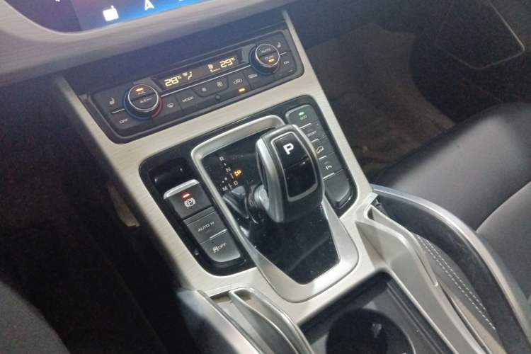 Used Geely Auto Emgrand X7 Sport 2020 1.8TD DCT Two-Wheel Drive Smart Connect 4G-Enabled Version
