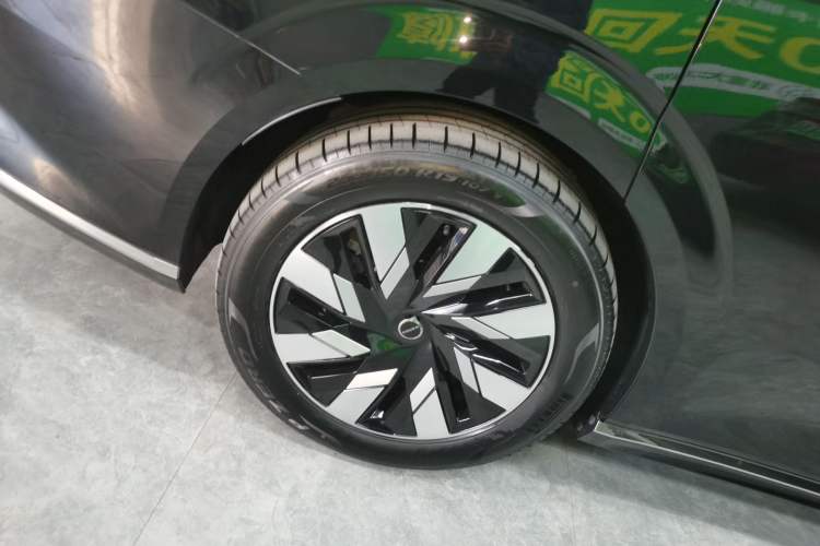 Used Volvo EM90 2025 Ultra Six-Seater
