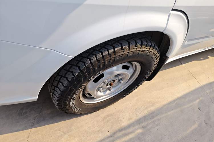 Used JMC Fushun 2023 2.0T Automatic Short-Wheelbase Low-Roof Commercial & Multi-Purpose Passenger Vehicle 6 Seats with Lift-Up Tailgate
