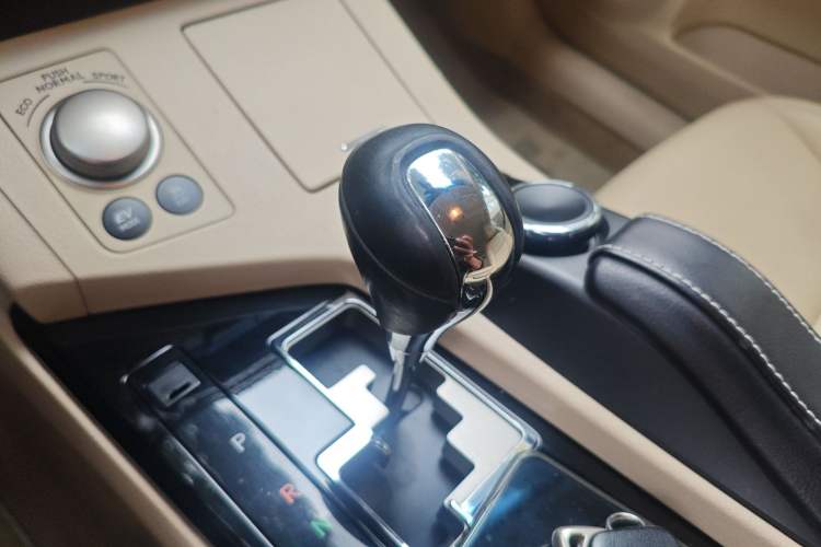 Used Lexus ES 2013 300h Elite Edition
