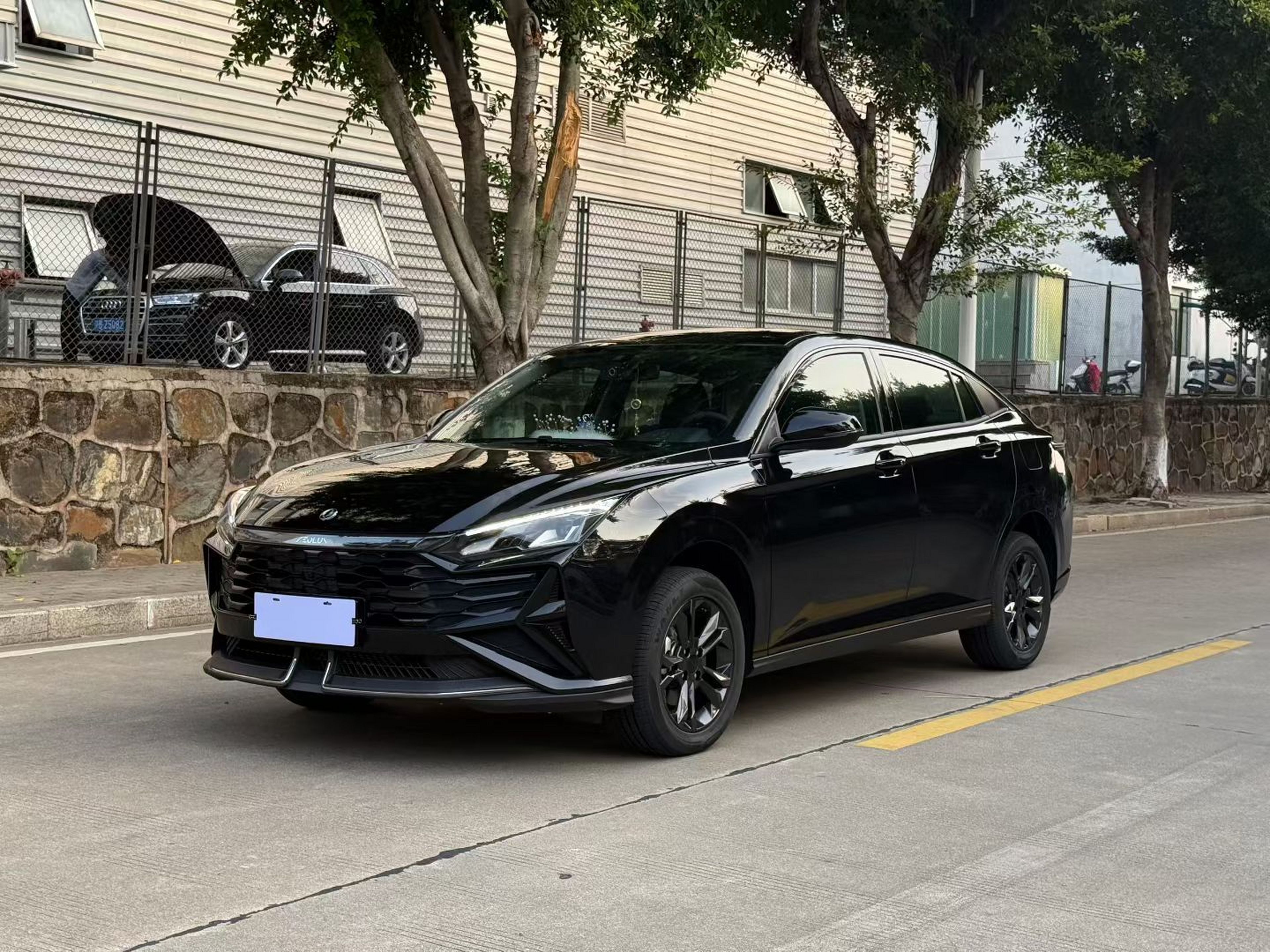 Под передней частью автомобиля