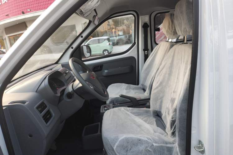 Used Wuling Yangguang 2024 300KM Comfort Version Passenger Van 75kW
