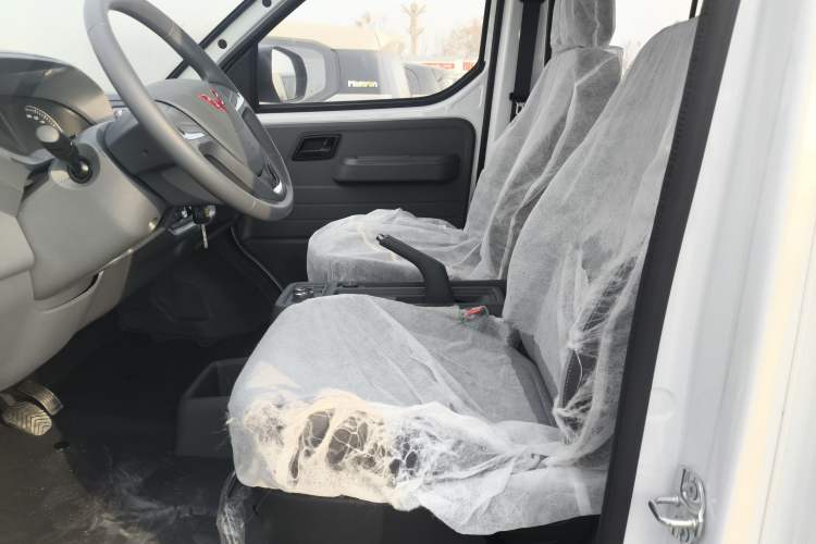 Used Wuling Yangguang 2024 300KM Comfort Version Passenger Van 75kW
