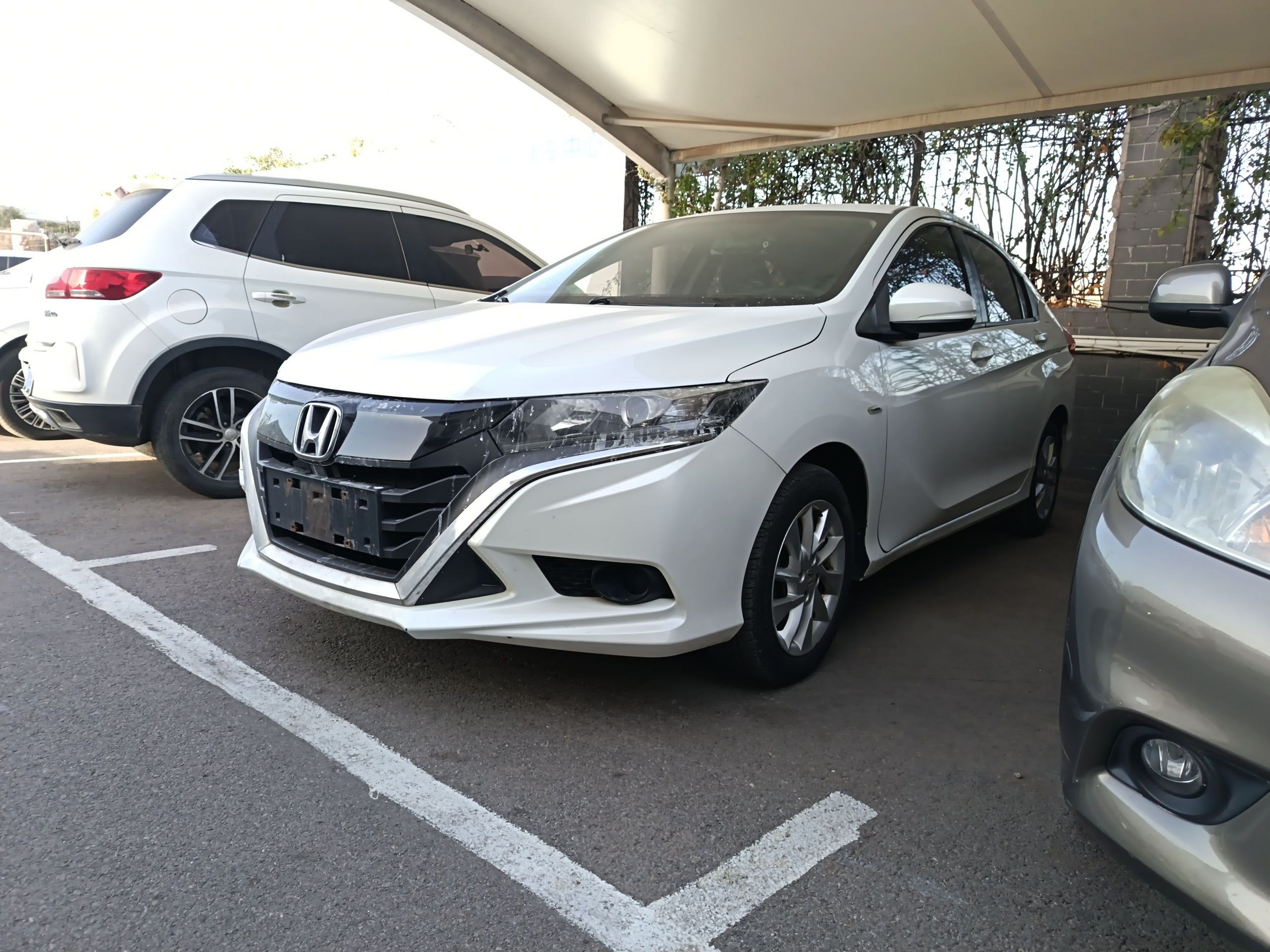 Под передней частью автомобиля