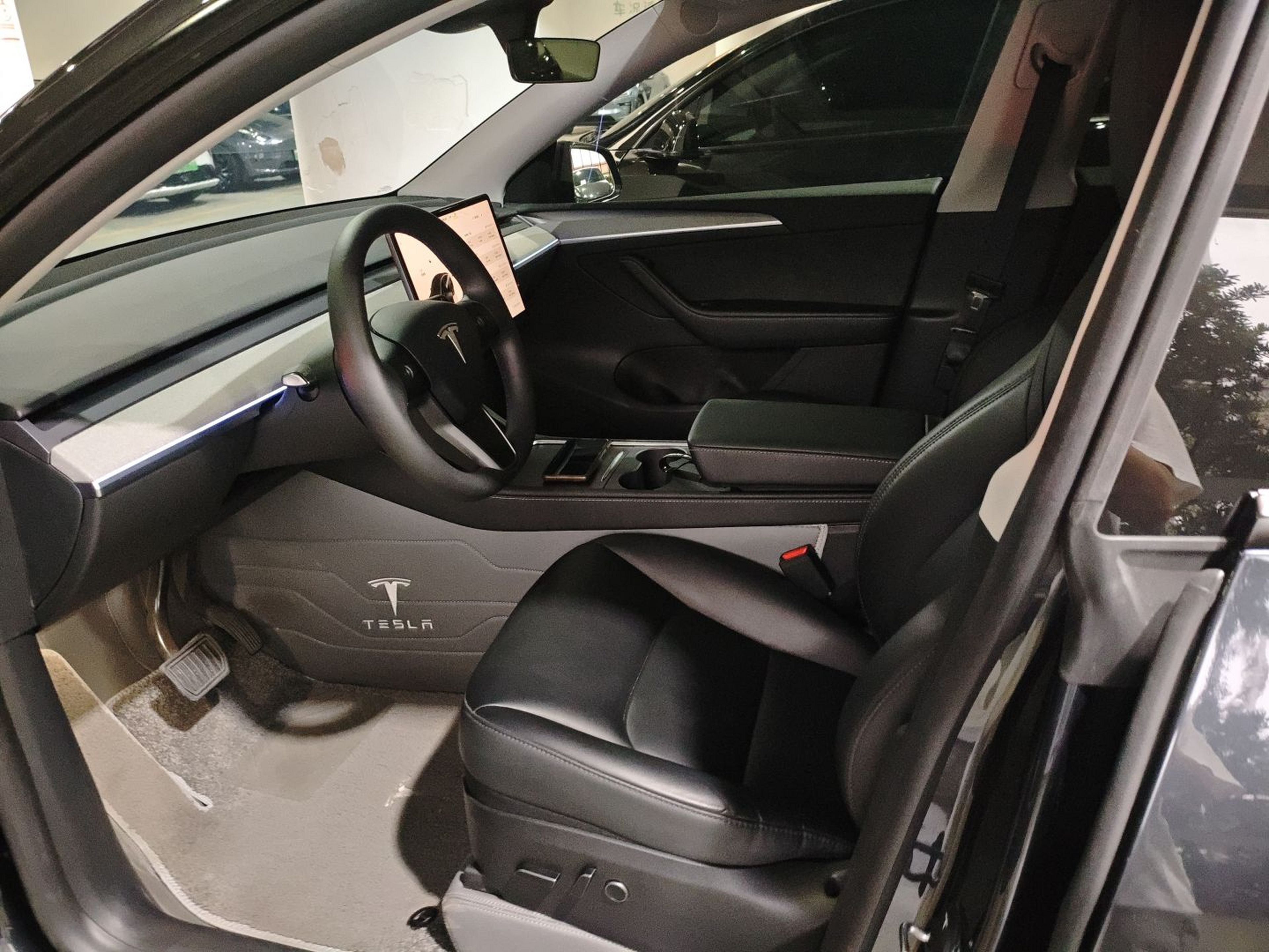 Переднее сиденье в автомобиле