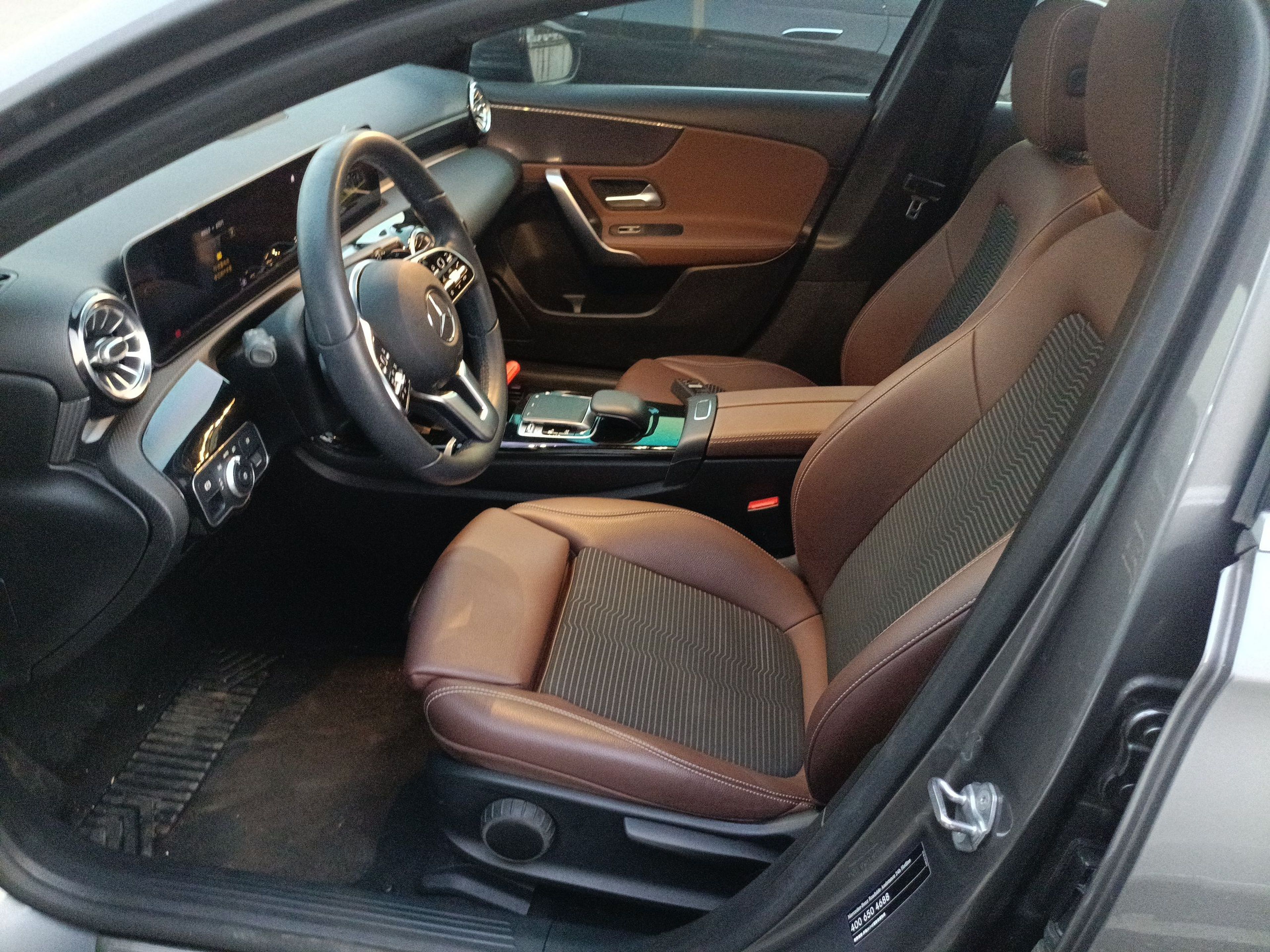 المقاعد الأمامية داخل السيارة