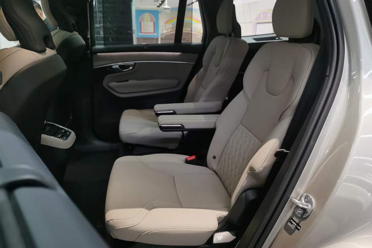 Used Volvo XC90 2025 Facelifted B6 Zhiyuan Luxury Version with 6 Seats
