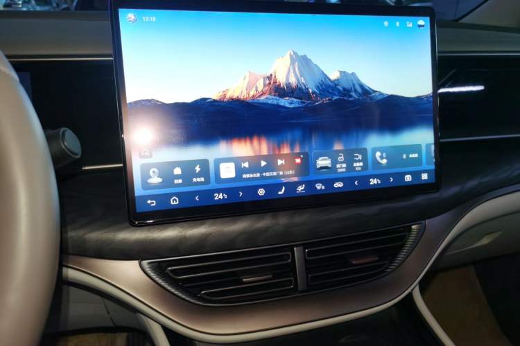 Used Denza D9 2022 DM-i 1040 Prestige Model
