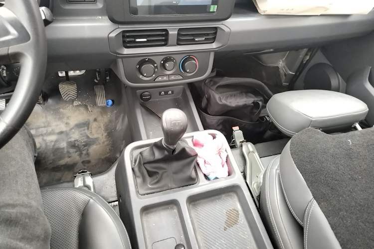 Used Wuling Dragon Truck 2023 2.0L Comfort Version
