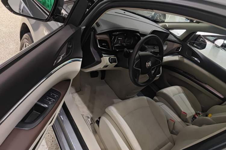 Used Buick GL8 2023 Land Executive Class Comfort Model
