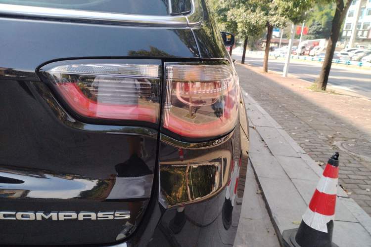 Used  Compass 2019 220T Automatic Enjoyment Version
