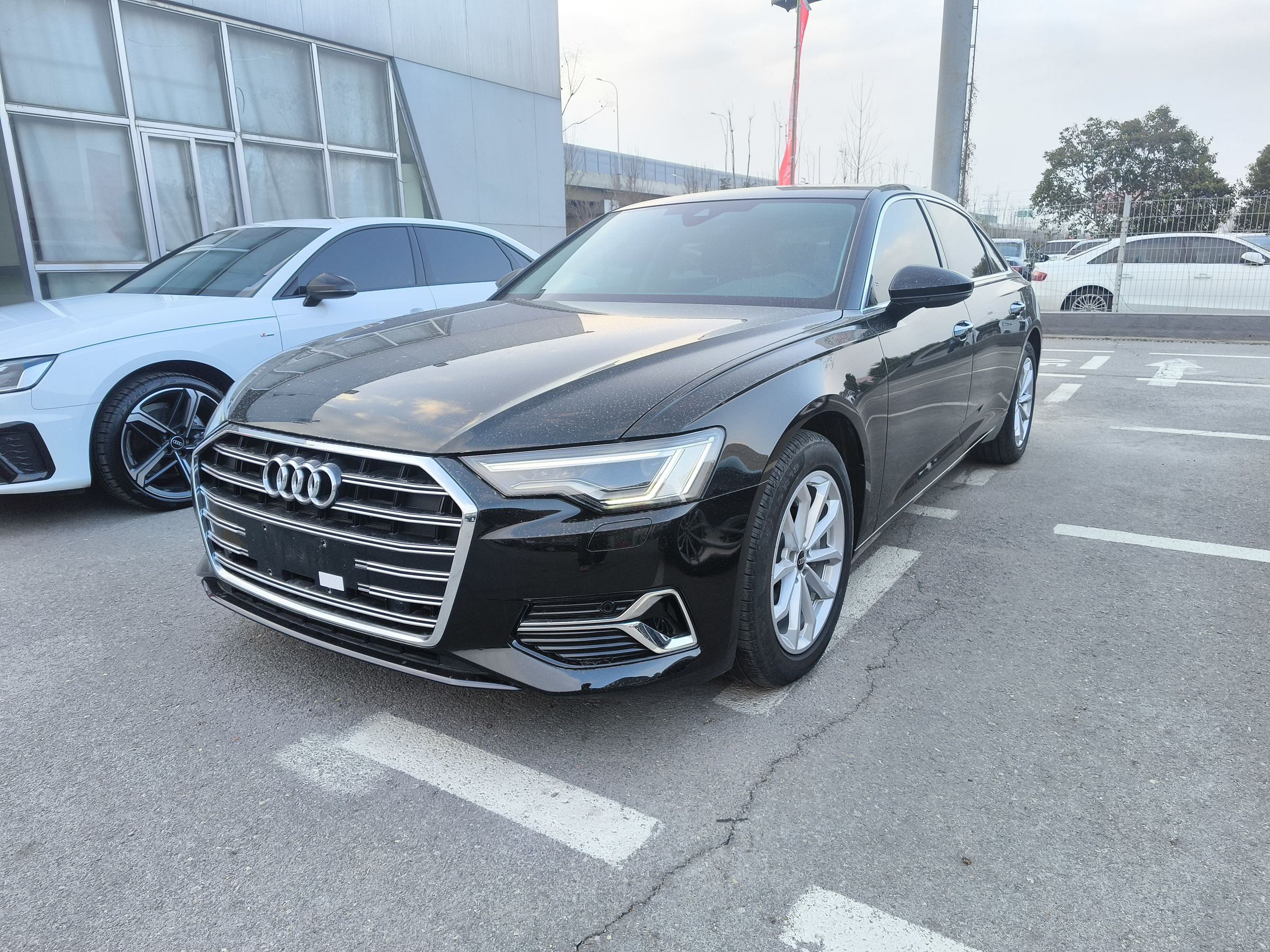 Под передней частью автомобиля