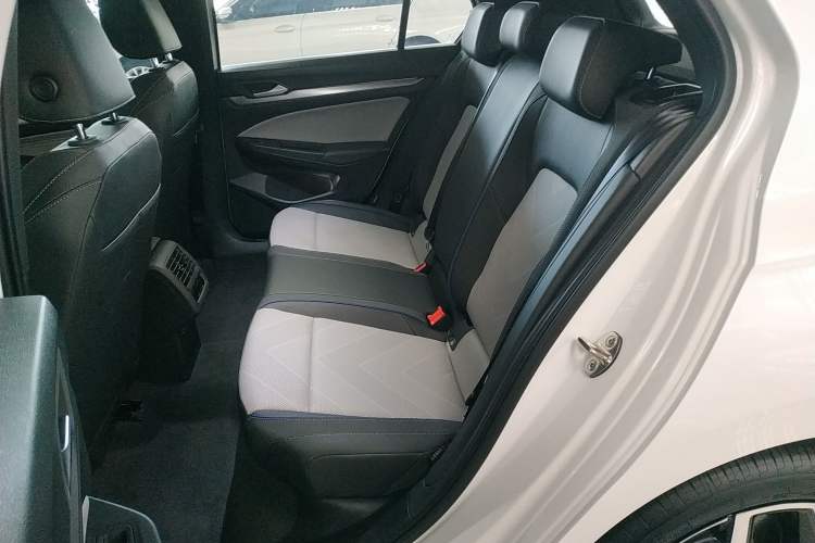 Used Volkswagen Golf 2025 300TSI R-Line
