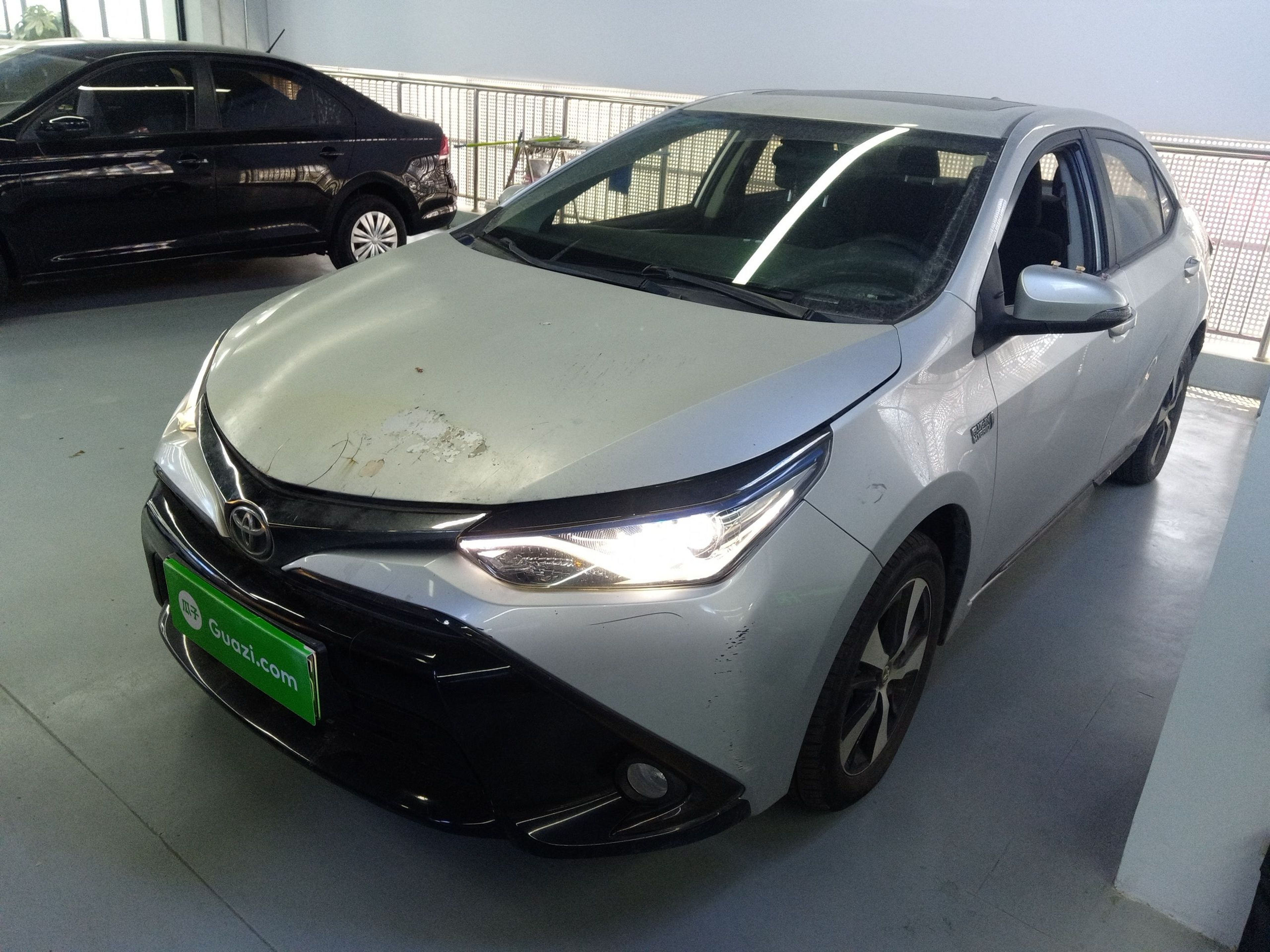 تحت مقدمة السيارة