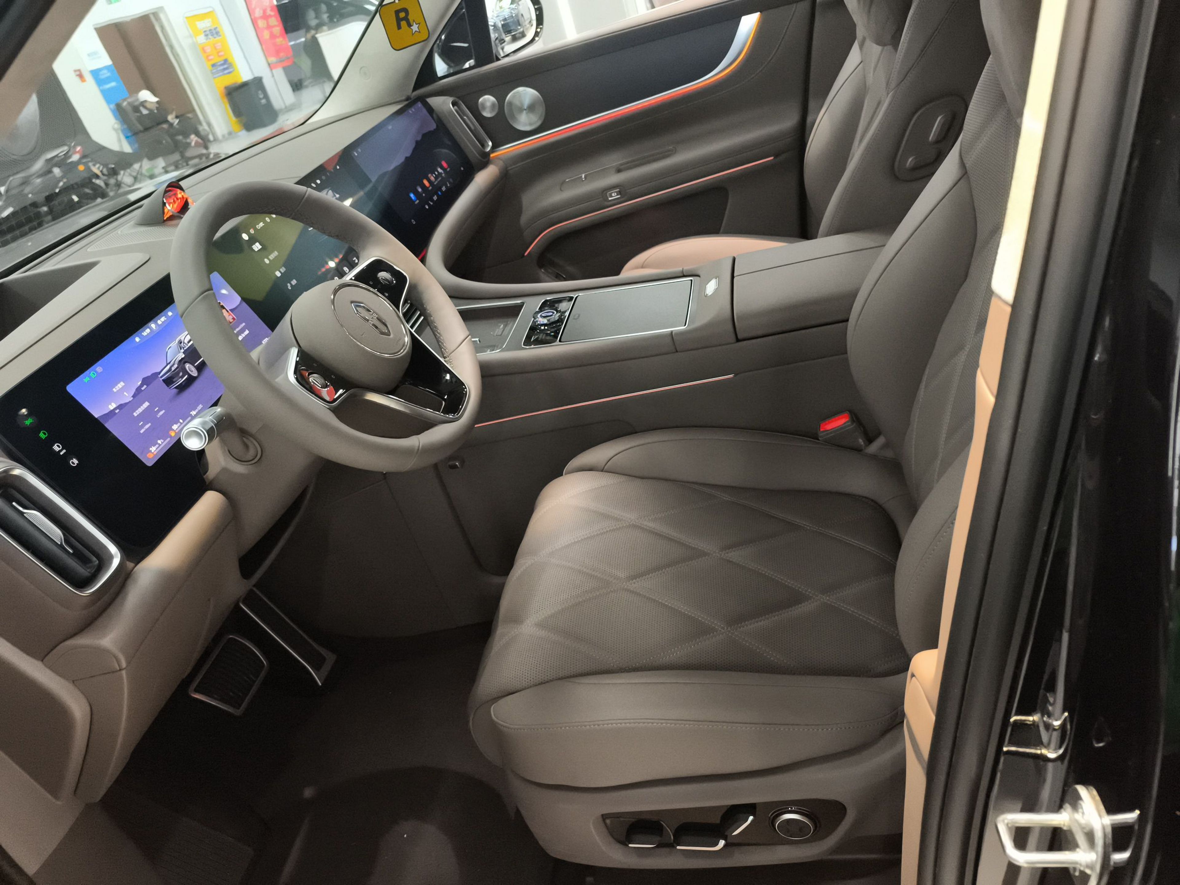 المقاعد الأمامية داخل السيارة