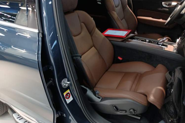 Used Volvo XC60 New Energy 2024 T8 Plug-in Hybrid Long-Range All-Wheel Drive Smart Luxury Edition
