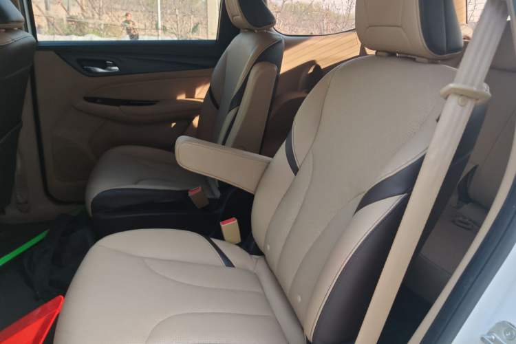 Used Baojun 730 2017 1.5T Manual Prestige Version 7 Seats