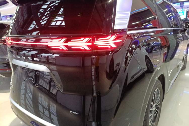 Used Denza D9 2024 DM-i 1050 Luxury Model
