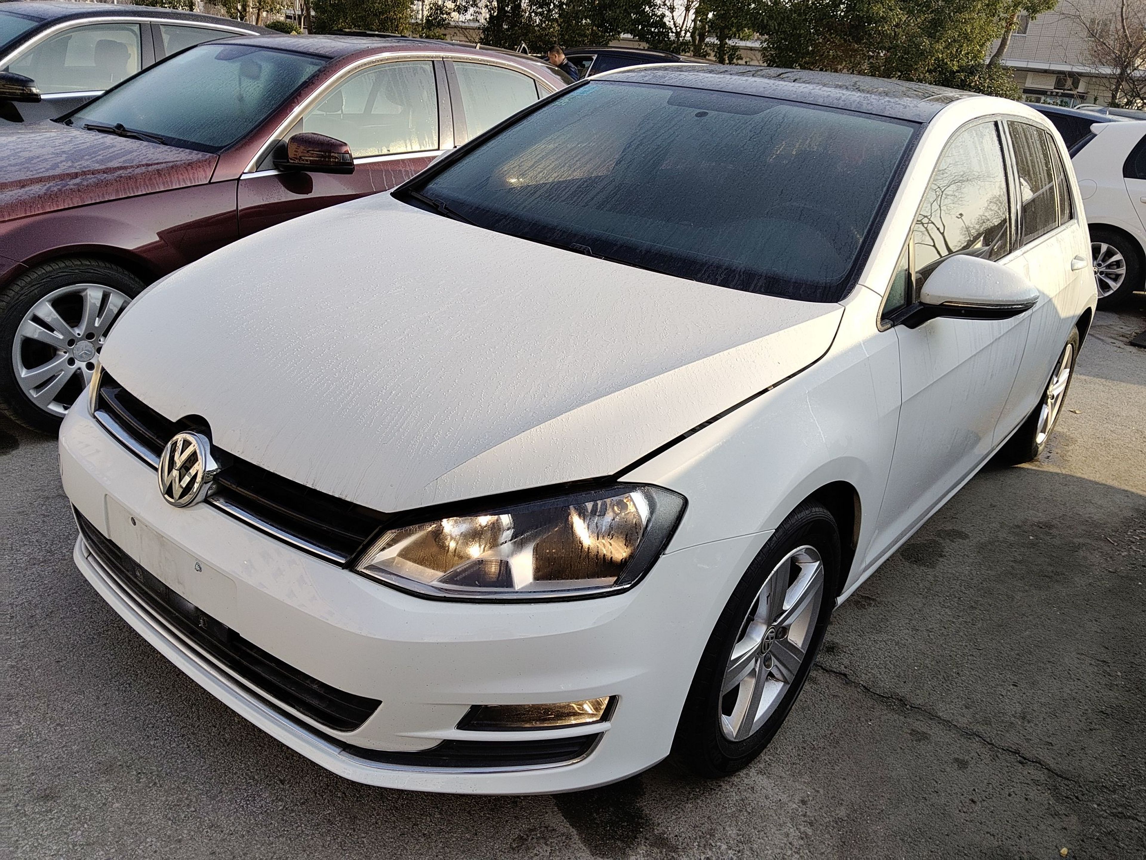 Под передней частью автомобиля