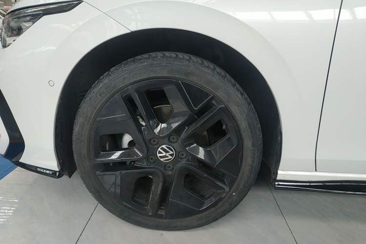 Used Volkswagen Golf 2025 300TSI R-Line
