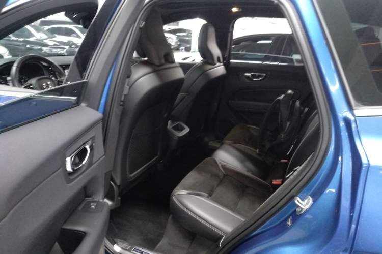 Used Volvo XC60 2019 T5 4x4 Smart & Dynamic Sport Edition China VI Standard
