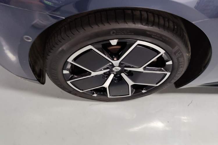 Used  SU7 2024 Rear-Drive Standard Founder Edition
