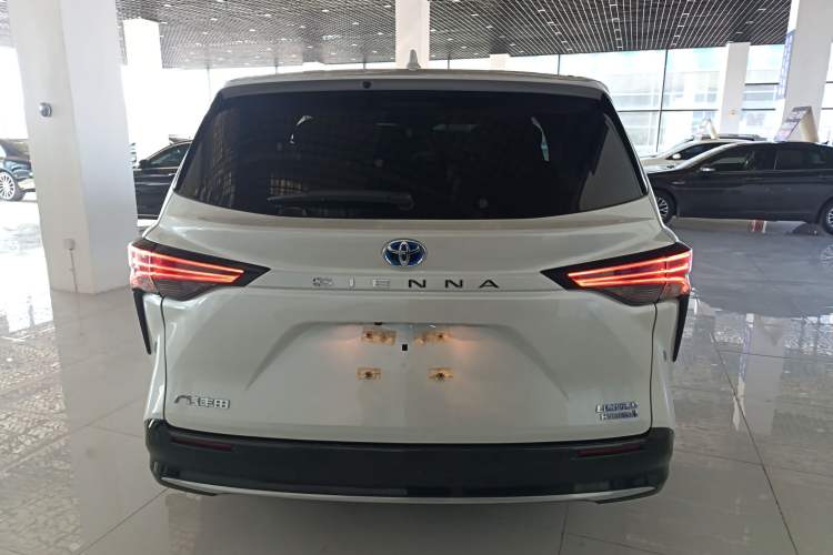 Used Toyota Sienna 2023 2.5L Hybrid Deluxe Edition