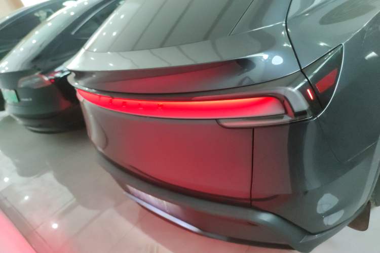 Used Tesla Model Y 2025 Long-Range All-Wheel-Drive Version
