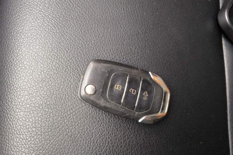 Used SAIC MAXUS T60 2022 5th Anniversary Edition 2.0T Diesel Manual Two-Wheel Drive High Ground Clearance Comfortable Version with Extended Cabin
