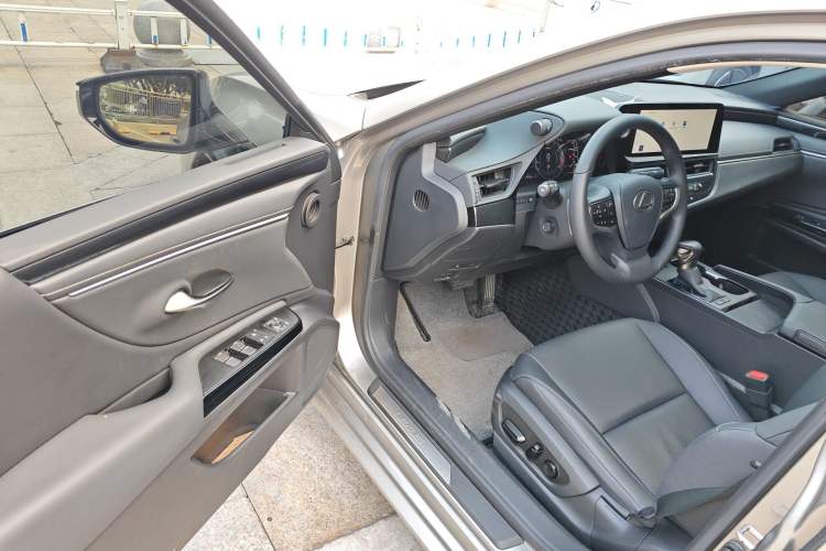 Used Lexus ES 2023 200 Excellence Edition
