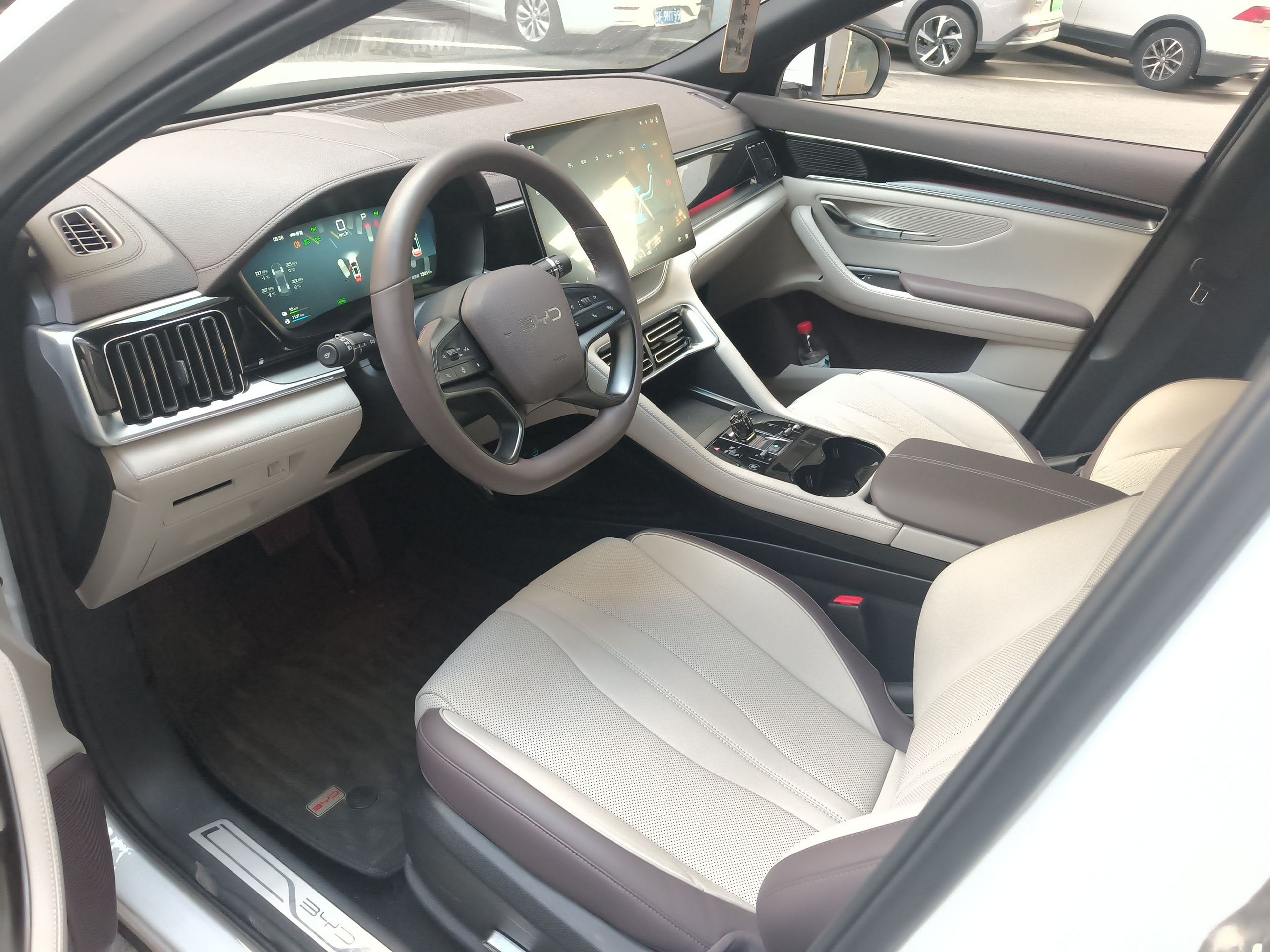 المقاعد الأمامية داخل السيارة