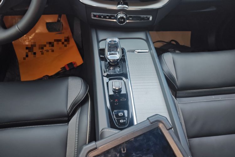 Used Volvo XC60 New Energy 2025 Plug-in Hybrid Long-Range All-Wheel Drive Zhiyuan Extreme Night Black Edition
