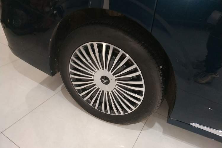 Used VOYAH Dream 2025 PHEV Four-Wheel Drive Prestige Kunpeng Edition
