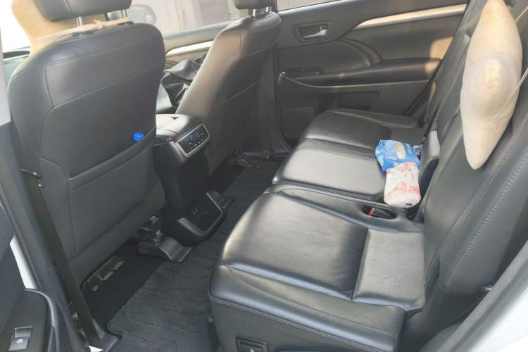 Used Toyota Highlander 2018 2.0T Two-Wheel-Drive Luxury Edition 7 Seats Emission Standard China V
