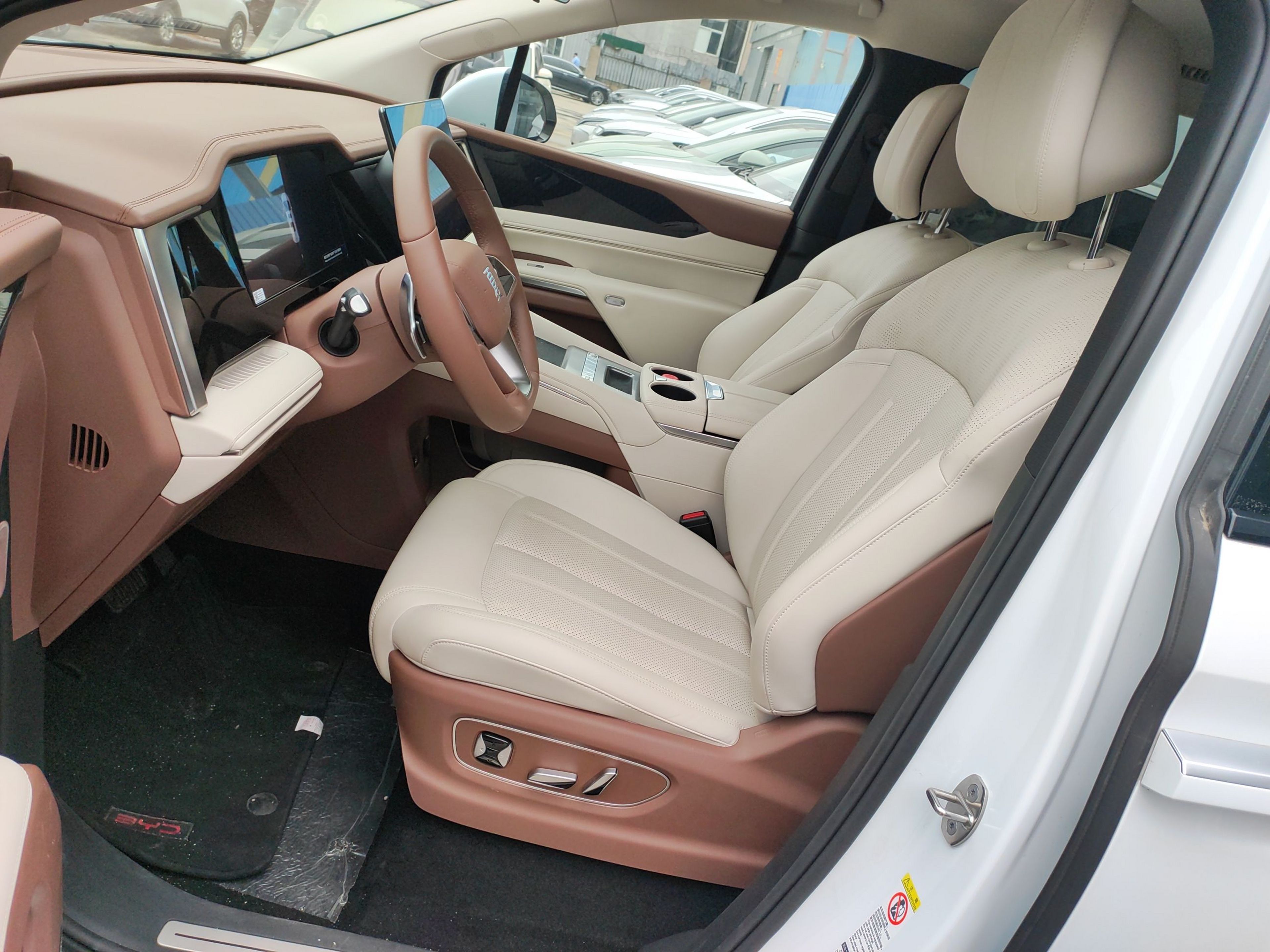 Переднее сиденье в автомобиле