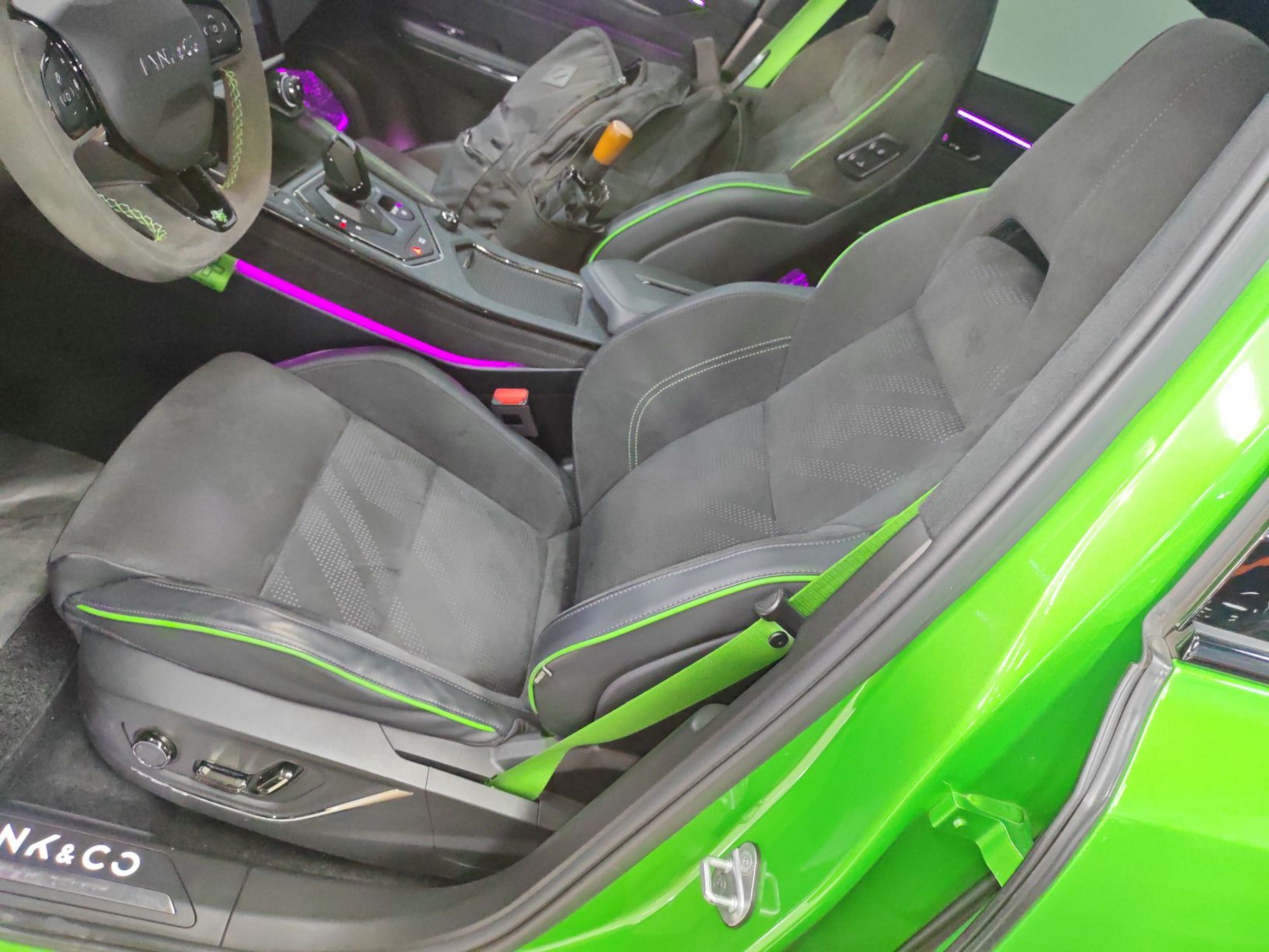 المقاعد الأمامية داخل السيارة