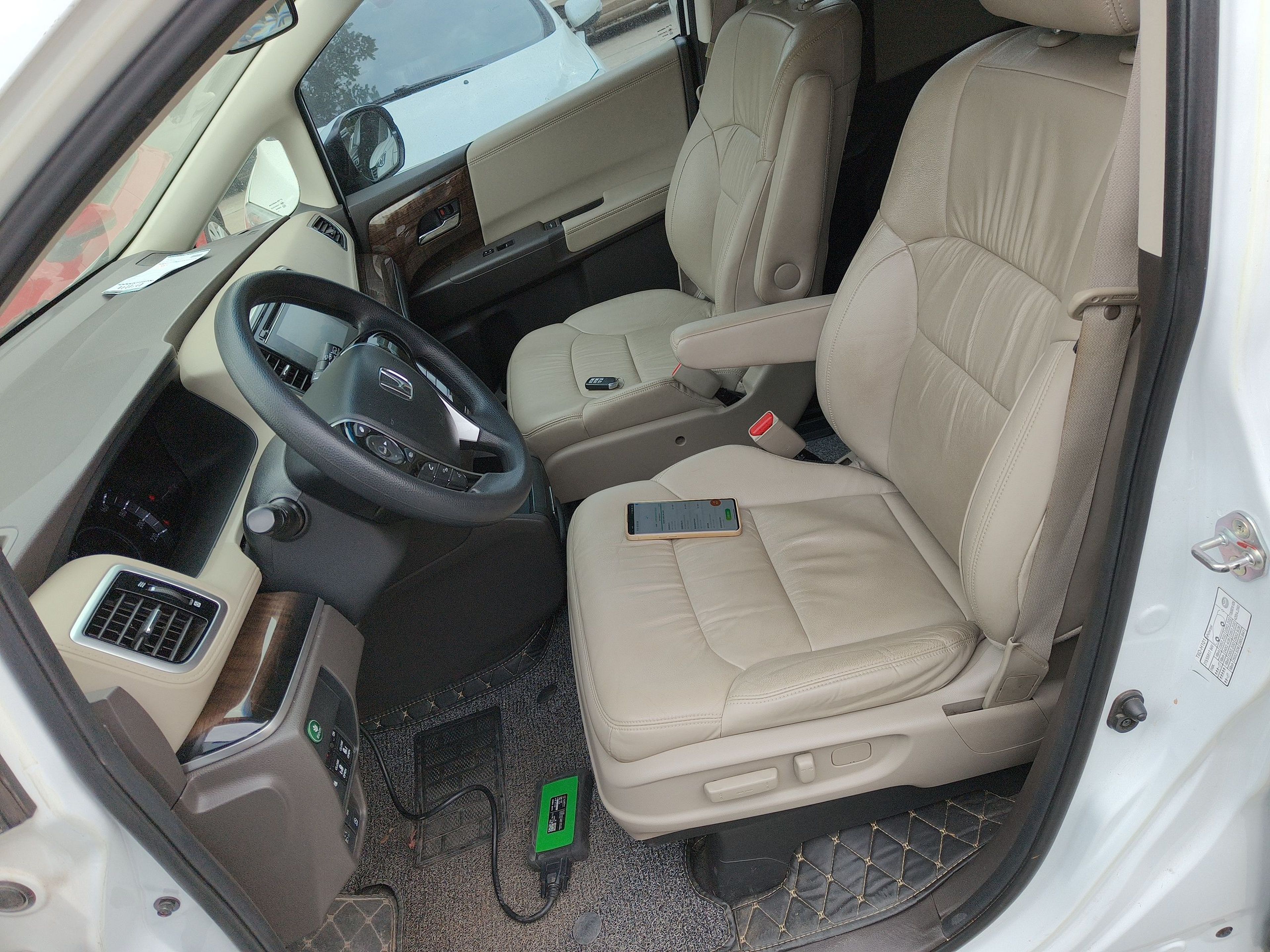 Переднее сиденье в автомобиле