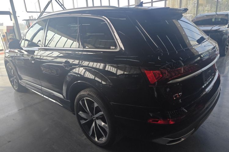 Used Audi Q7 2021 55 TFSI quattro S line Sport model
