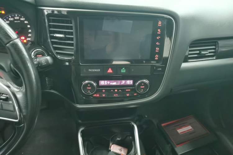 Used Mitsubishi Outlander 2018 2.0L Two-Wheel-Drive Jiale Edition 7-Seater
