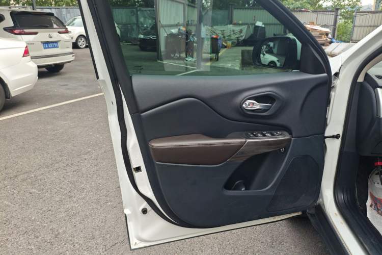 Used  Cherokee 2016 2.4L Professional Smart Version
